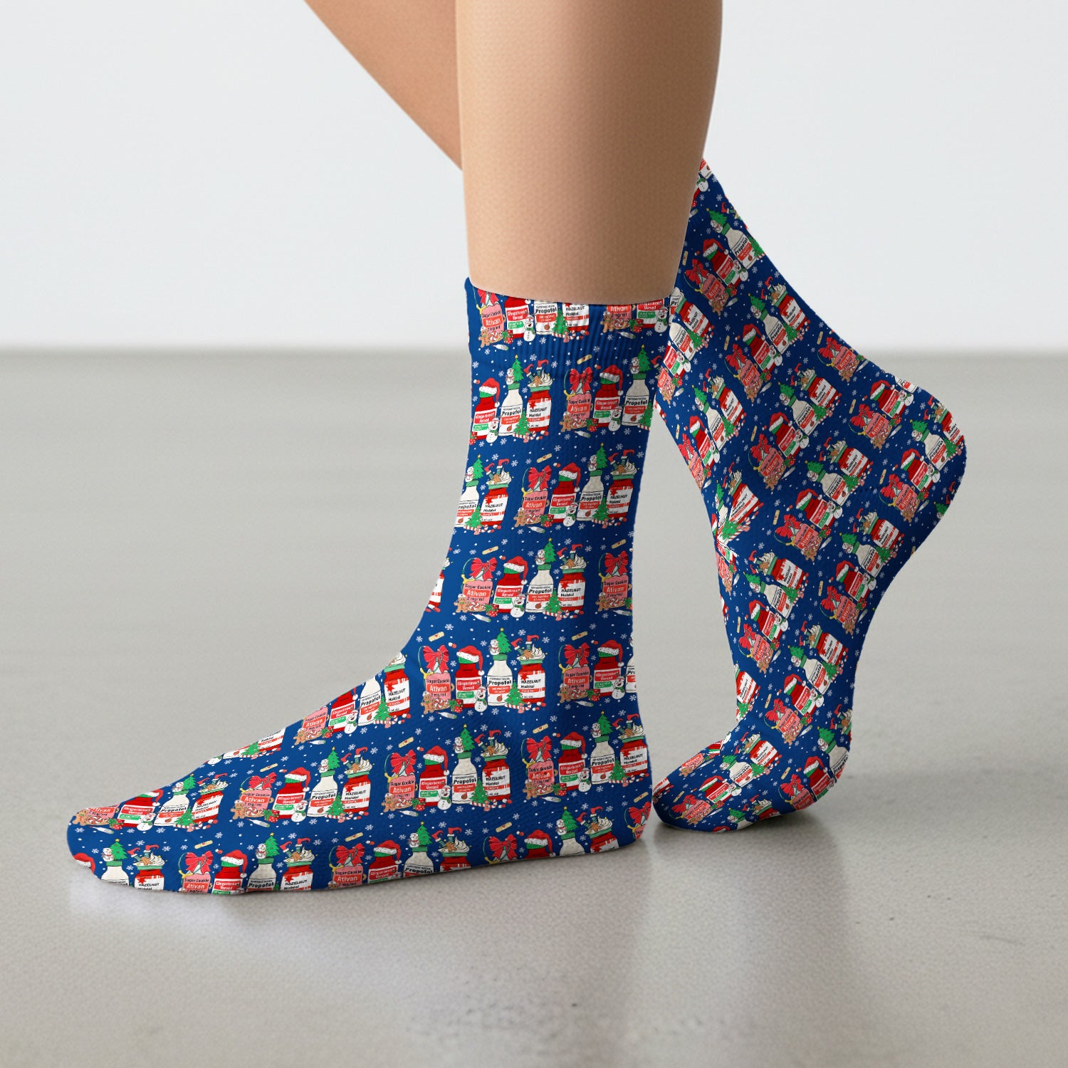 Funny Christmas Medication Scrub Socks – Festive Holiday Pharma Bottles Pattern – Playful Medical Uniform for Nurses, Pharmacists & Healthcare Workers
