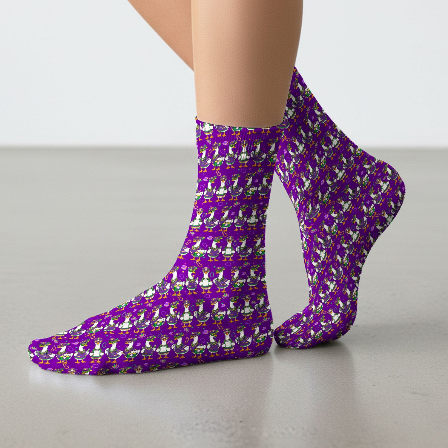 Mardi Gras Nurse Goose Scrub Socks, Purple Carnival Parade Medical Pattern Nurse Sock, Breathable Fabrics Nursing Uniform
