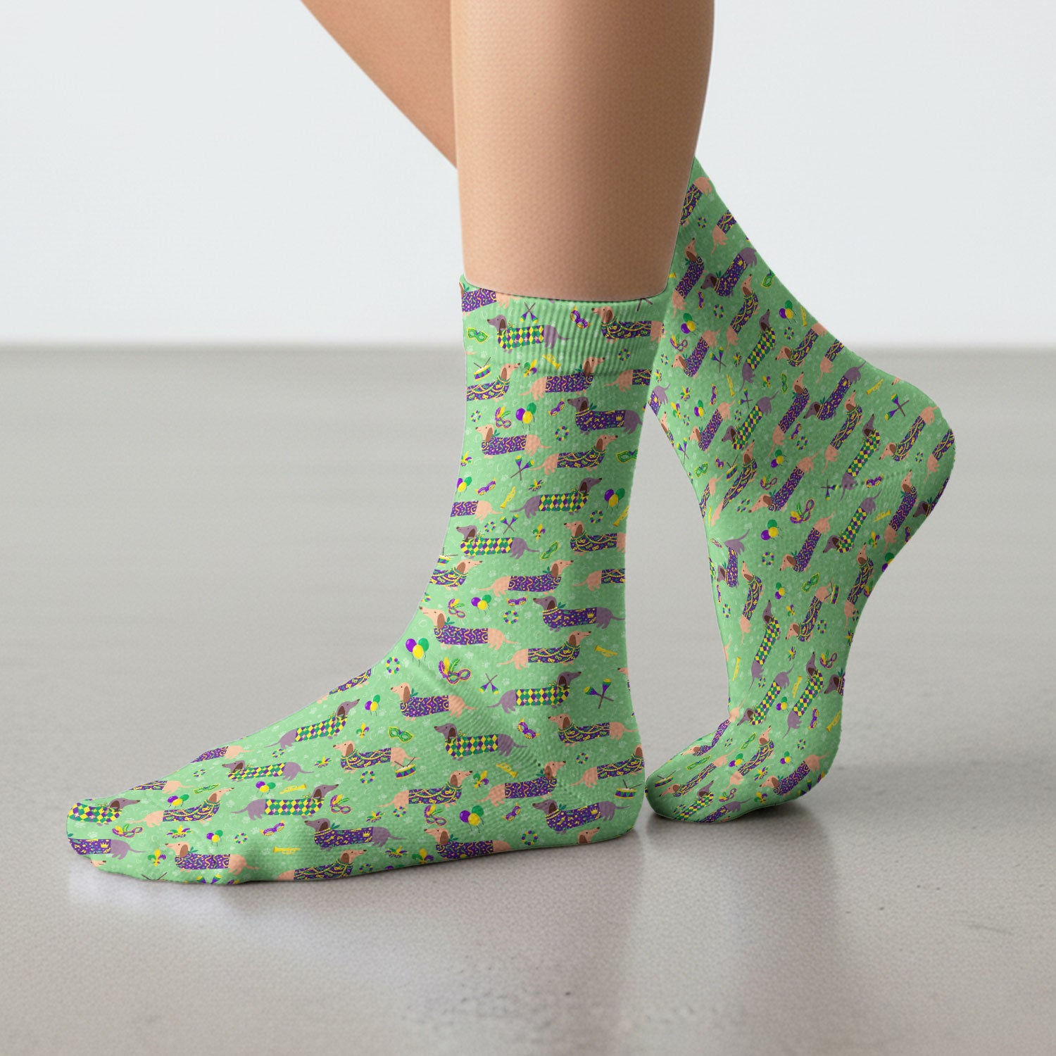 Mardi Gras Dachshund Nurse Scrub Socks, Wiener Dog Holiday Pattern Nurses Sock, Comfortable Uniform Scrubs For Nursing