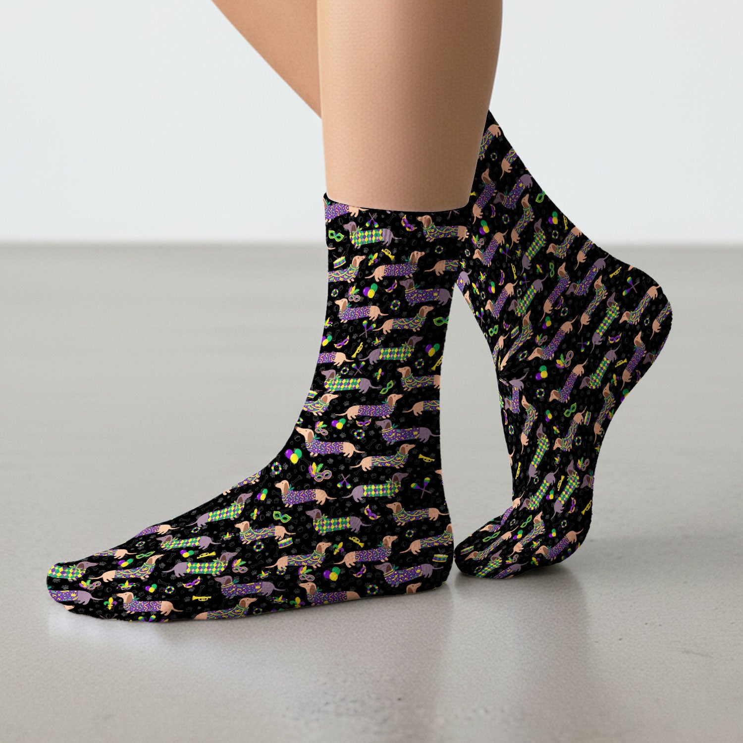 Mardi Gras Dachshund Nurse Scrub Socks, Wiener Dog Holiday Pattern Nurses Sock, Comfortable Uniform Scrubs For Nursing