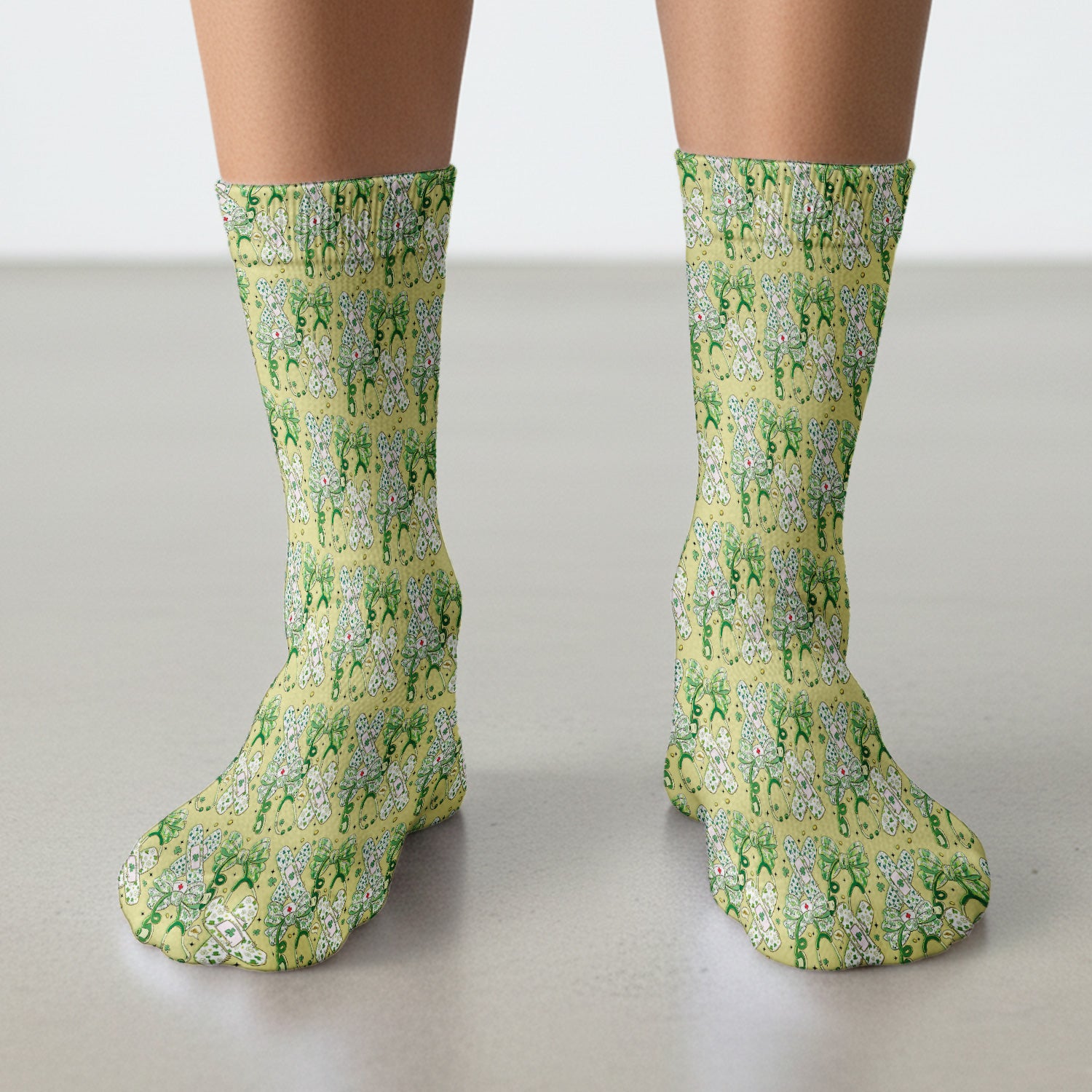 St Patrick Shamrock Stethoscope Bow Print Socks, Socks for Nurse Doctor