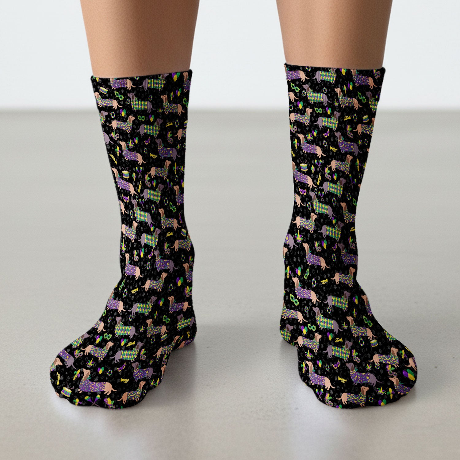 Mardi Gras Dachshund Nurse Scrub Socks, Wiener Dog Holiday Pattern Nurses Sock, Comfortable Uniform Scrubs For Nursing