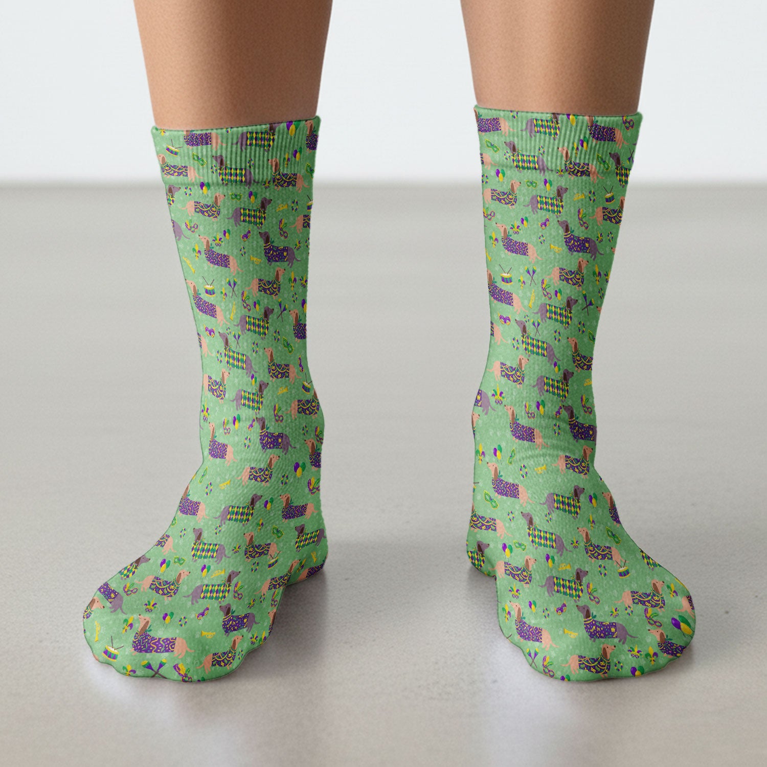 Mardi Gras Dachshund Nurse Scrub Socks, Wiener Dog Holiday Pattern Nurses Sock, Comfortable Uniform Scrubs For Nursing