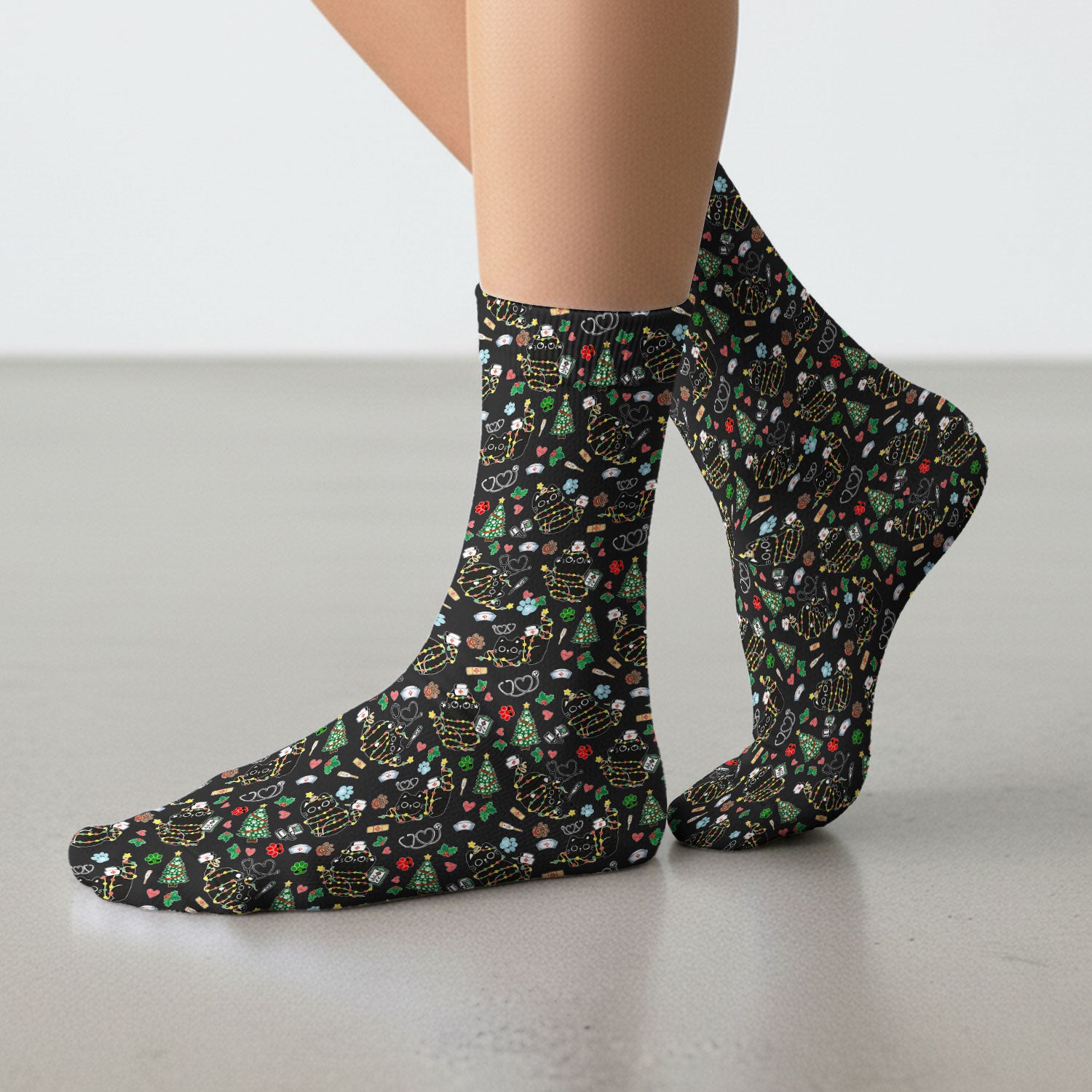 Funny Black Cat Christmas Scrub Socks – Cute Holiday Kitty Pattern – Festive Medical Uniform for Nurses, Vets, and Cat Lovers
