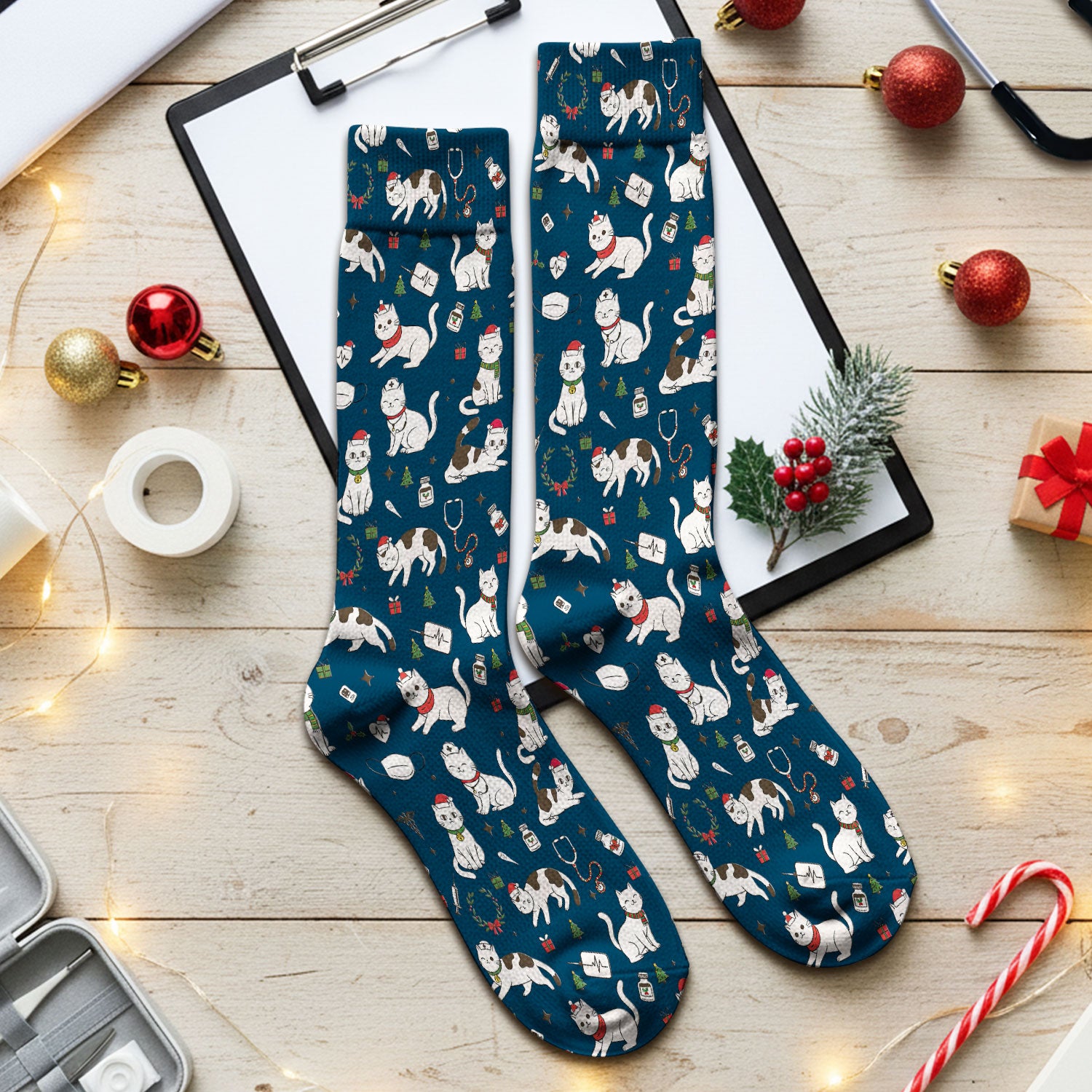 Christmas Cat Scrub Socks – Festive Nurse & Holiday Kitty Pattern – Cute Medical Uniform for Nurses, Vets and Healthcare Workers