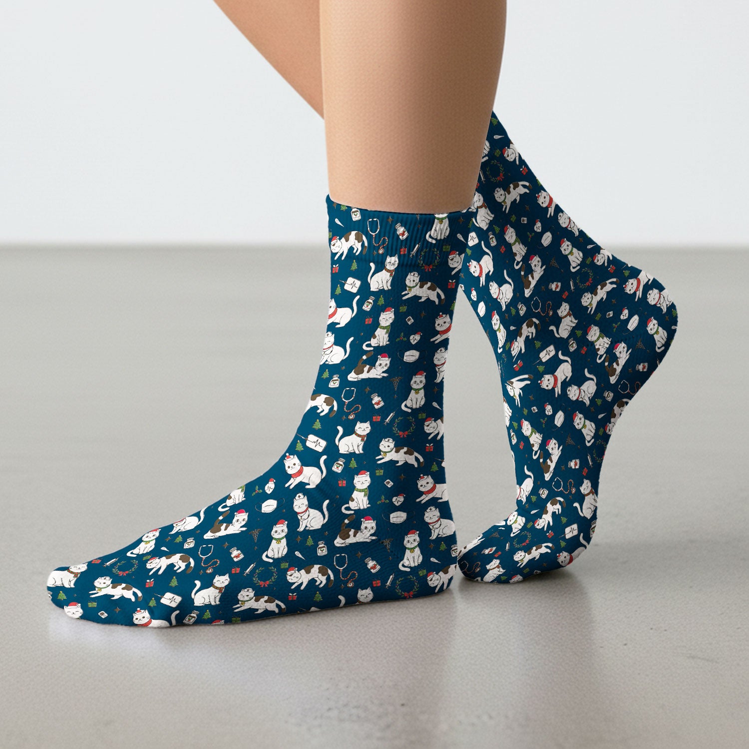 Christmas Cat Scrub Socks – Festive Nurse & Holiday Kitty Pattern – Cute Medical Uniform for Nurses, Vets and Healthcare Workers