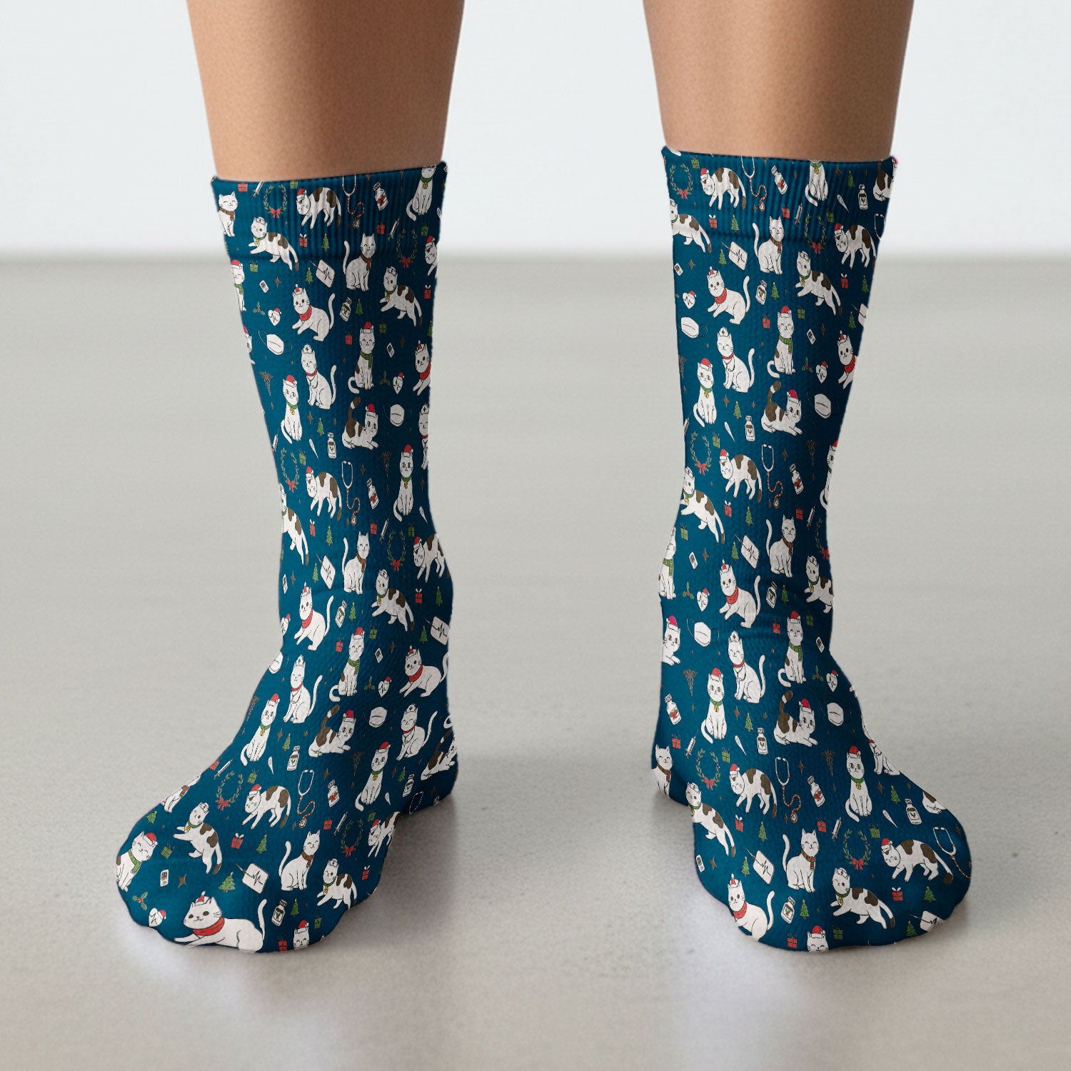 Christmas Cat Scrub Socks – Festive Nurse & Holiday Kitty Pattern – Cute Medical Uniform for Nurses, Vets and Healthcare Workers